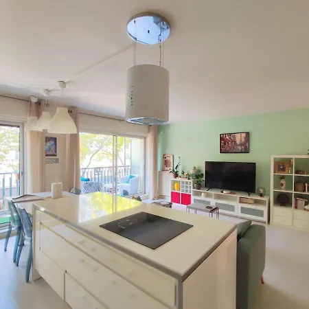 Parisian Pause Apartment *