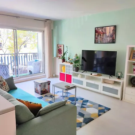 Parisian Pause Apartment *